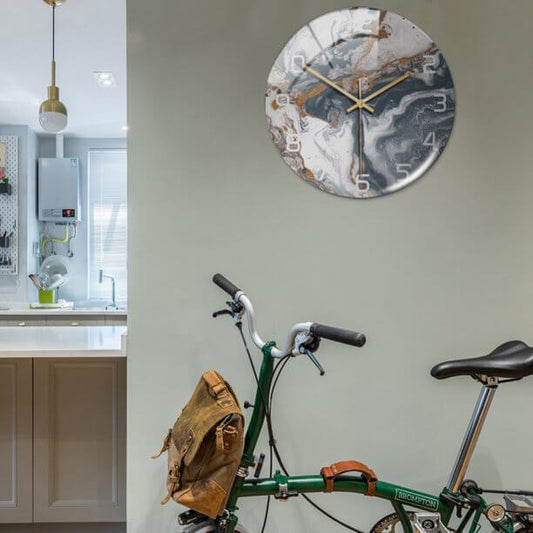 Elegancka lampa stołowa z marmurowym wykończeniem