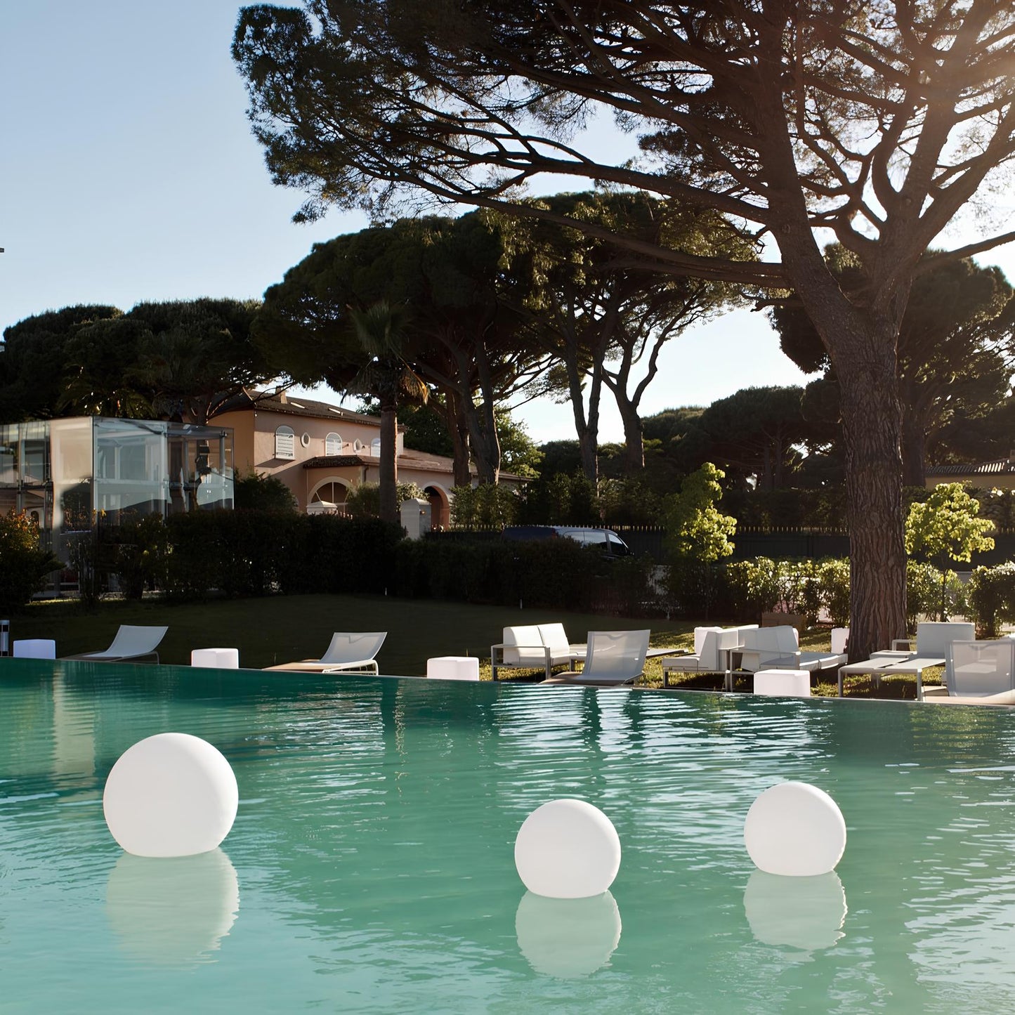 Bezprzewodowa lampa nastrojowa do wnętrz i na zewnątrz - LumaSphere" 

Rewritten Title: "LumaSphere - Bezprzewodowa lampa nastrojowa do użytku wewnętrznego i zewnętrznego