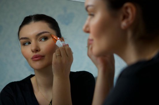 FlawlessBrow - Podwójny Trymer do Brwi i Twarzy w Eleganckim Białym Wykończeniu