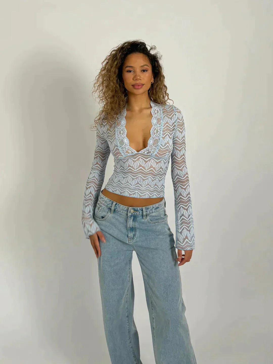 Aurelia | Bluzka z Kwiatowym Koronkowym Wykończeniem i Długimi Rękawami