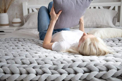 Miękki Koc z Plecionym Wzorem - Elegancki Akcent do Twojej Kanapy