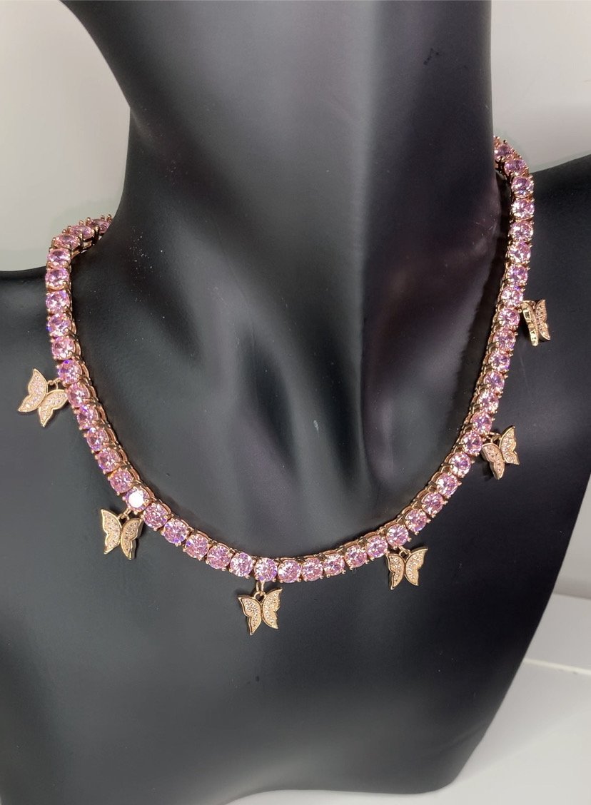 Luna – Elegancki naszyjnik z subtelnym motylkiem