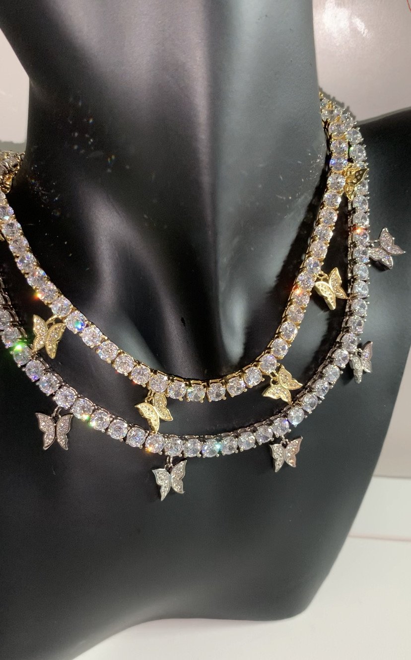 Luna – Elegancki naszyjnik z subtelnym motylkiem