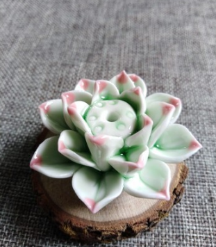 Stylowy stojak na kadzidła z motywem kwiatu lotosu