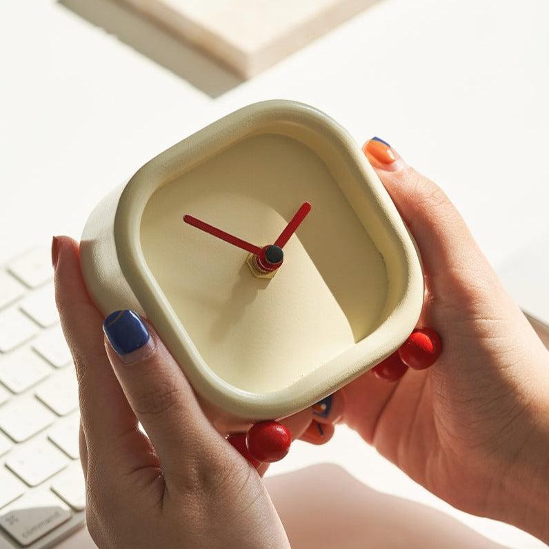 Elegancki biurkowy zegar z czytelnym wyświetlaczem