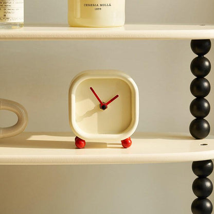 Elegancki biurkowy zegar z czytelnym wyświetlaczem