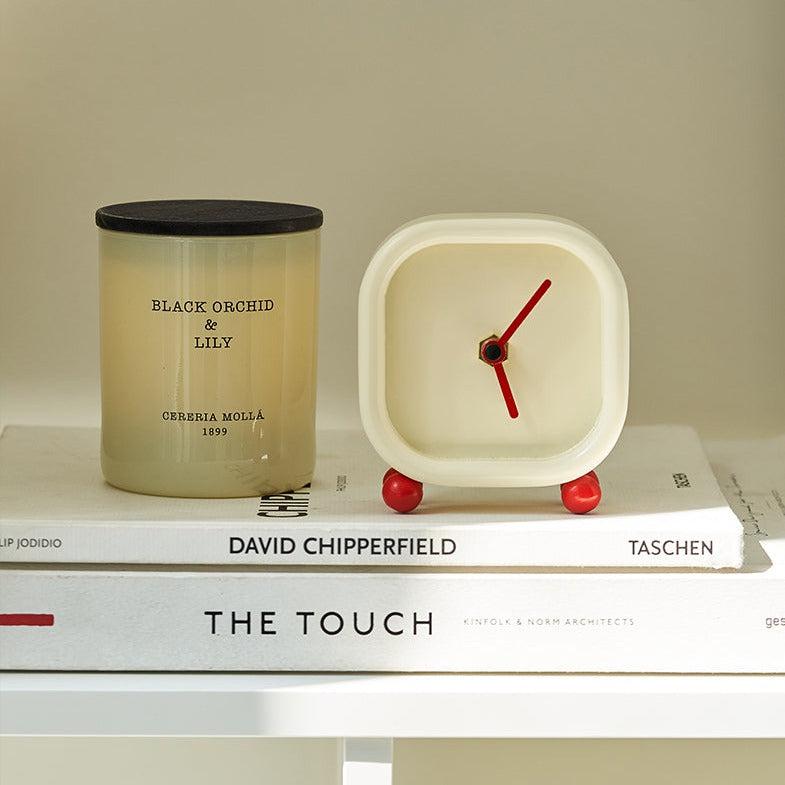 Elegancki biurkowy zegar z czytelnym wyświetlaczem