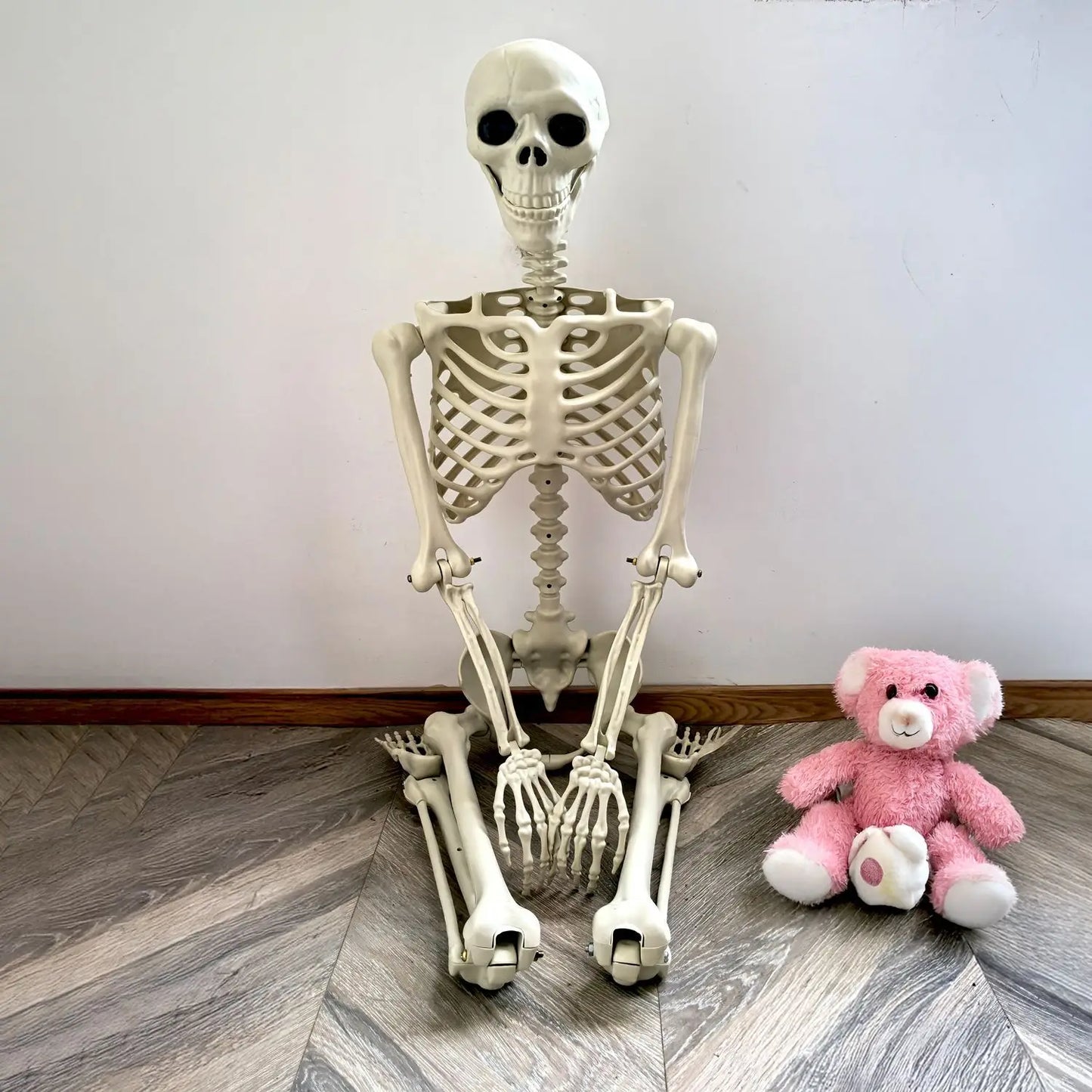 Ruchomy szkielet ludzki 90–165 cm — autentyczna dekoracja na Halloween i imprezy tematyczne
