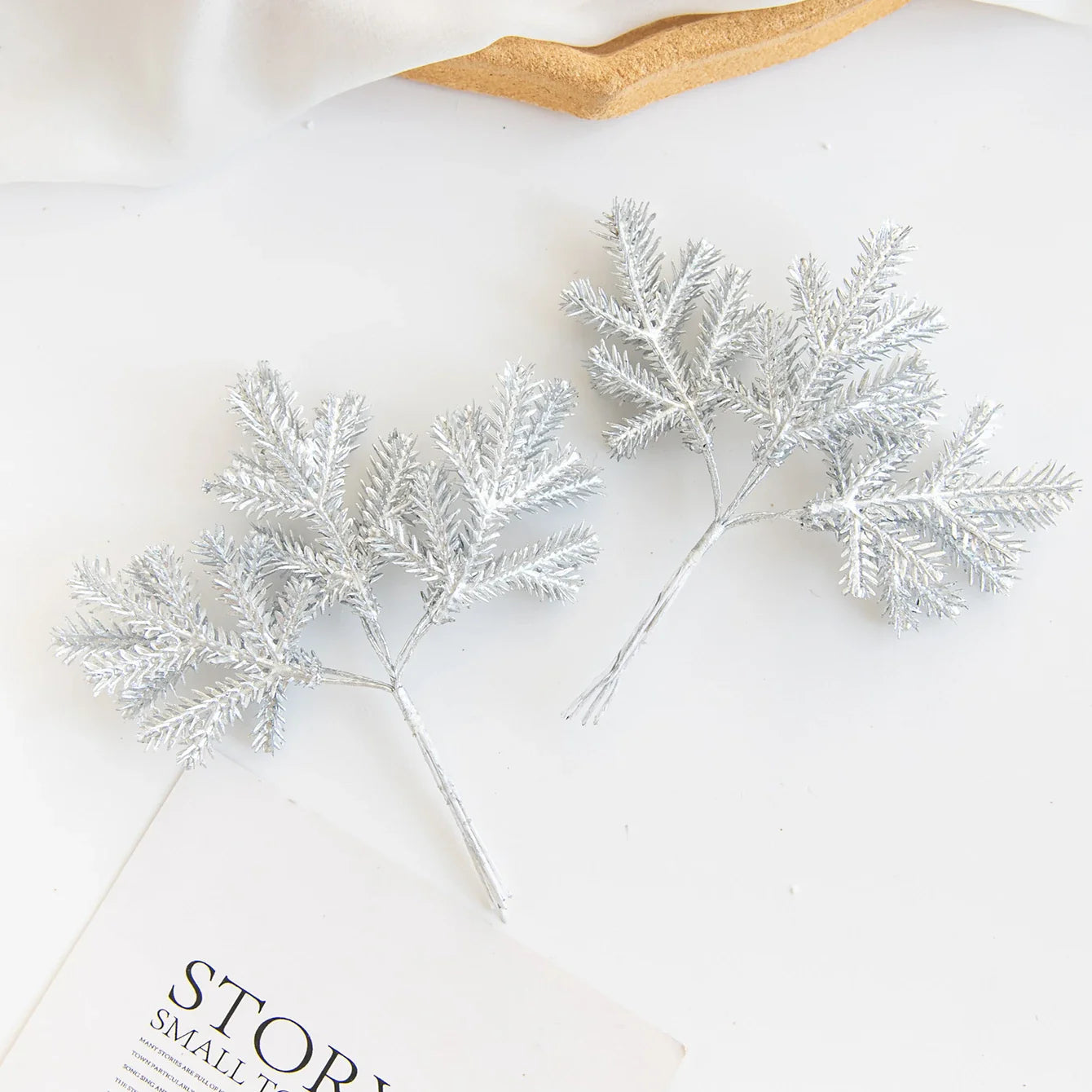 CactusCharme | Luksusowa Dekoracja z Zielonymi Liśćmi