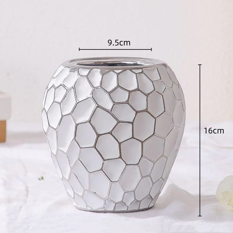 Stylowy ceramiczny wazon z złotym akcentem