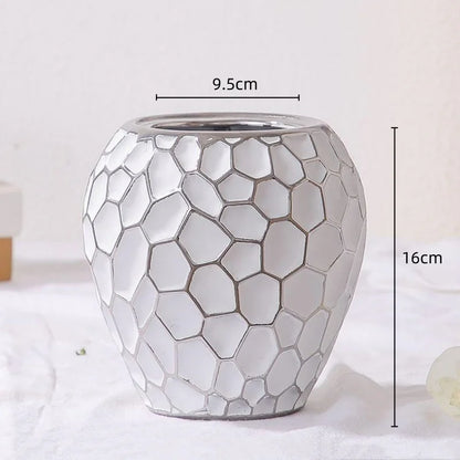 Stylowy ceramiczny wazon z złotym akcentem