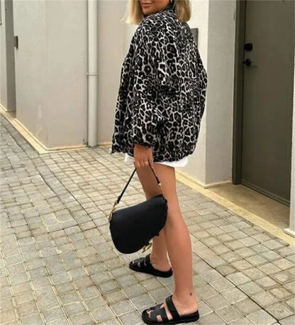 Elegancka bomberka w panterkę z miękkiego materiału – Moda dla kobiet