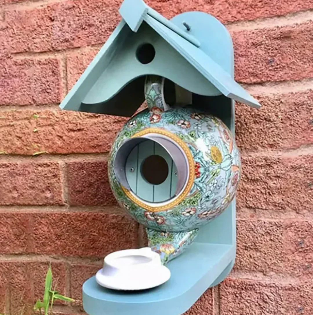 Kolorowy Czajniczek dla Ptactwa - Wygodny i Funkcjonalny przez Cały Rok