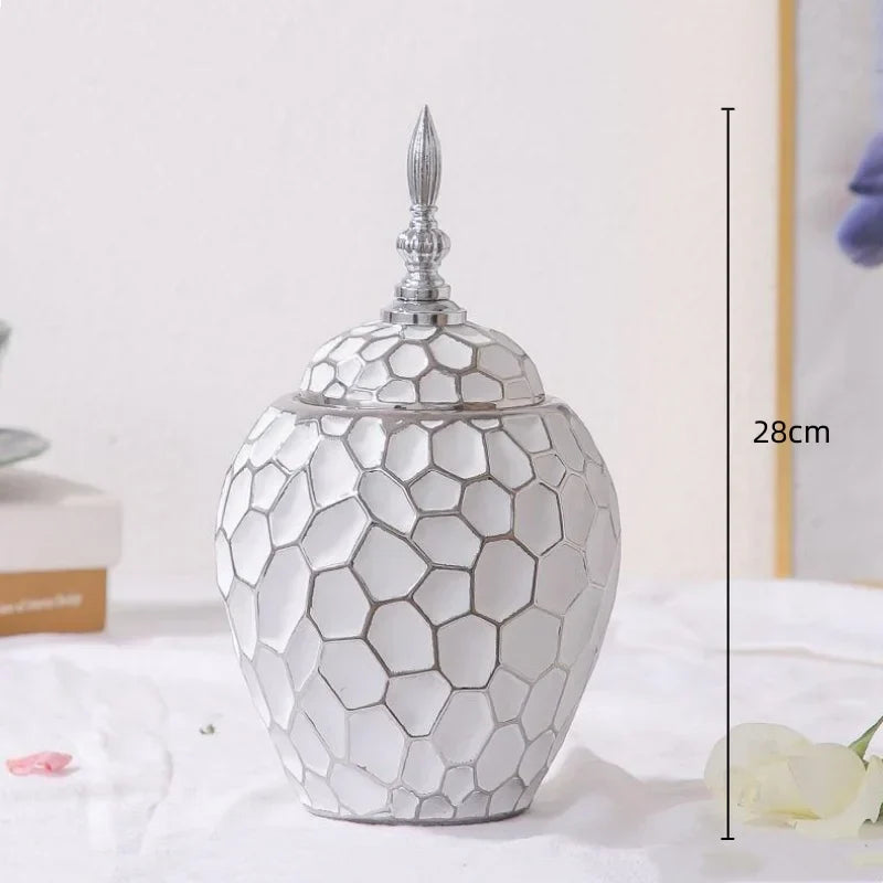 Stylowy ceramiczny wazon z złotym akcentem