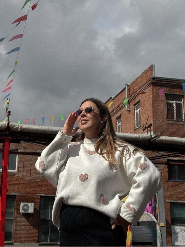 Eva | Ciepły sweter z urokliwym haftem serduszek