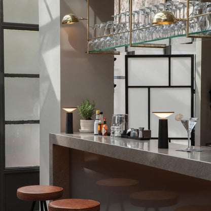 Przenośna lampka stołowa z regulacją jasności - LumoFlex