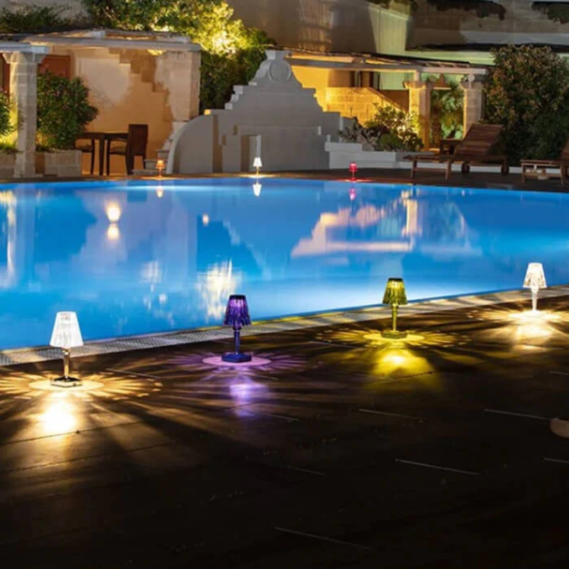 Stół Lampa w Kryształowym Designie – CrystalLuxe