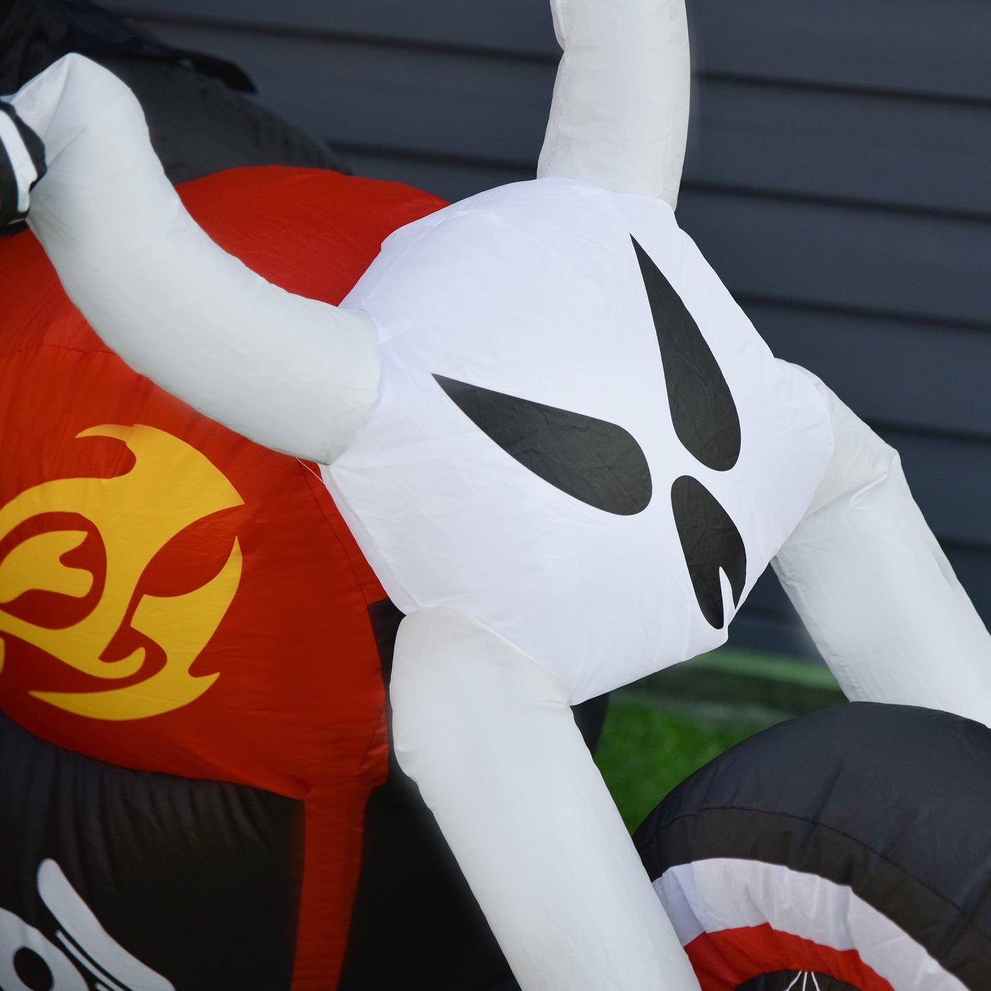 Straszący jeździec na motocyklu Halloween — nadmuchiwana dekoracja LED (180×55×120 cm)