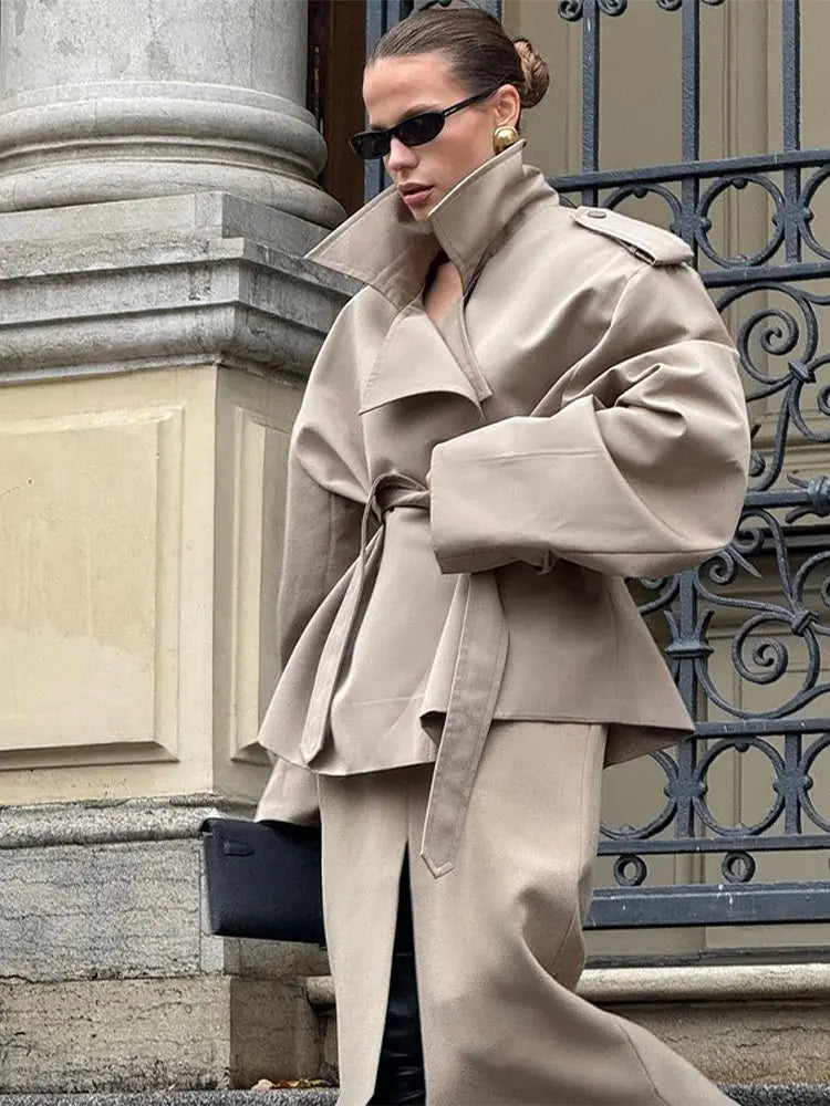 Vintage'owy Krótki Trench Coat Damski z Odwróconym Kołnierzem i Poduszkami na Ramionach - Stylowa Kurtka Damska