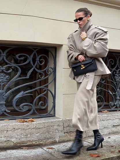 Vintage'owy Krótki Trench Coat Damski z Odwróconym Kołnierzem i Poduszkami na Ramionach - Stylowa Kurtka Damska