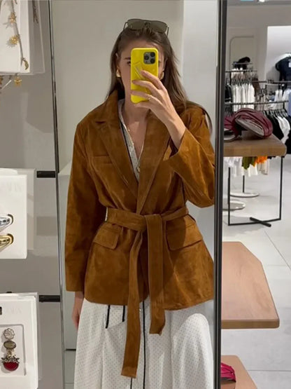 Kurtka damska z zamszu z paskiem i kieszeniami – długi rękaw, kołnierz na jesień