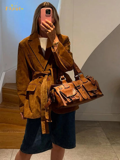 Kurtka damska z zamszu z paskiem i kieszeniami – długi rękaw, kołnierz na jesień