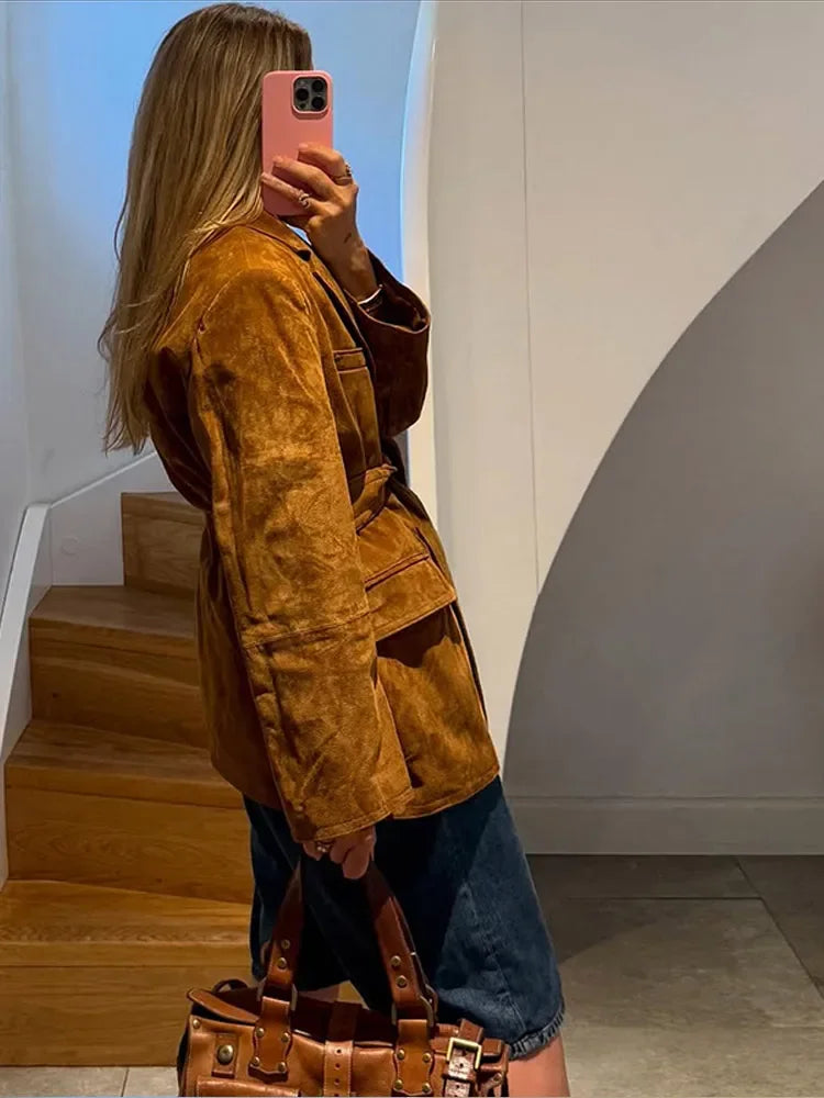 Kurtka damska z zamszu z paskiem i kieszeniami – długi rękaw, kołnierz na jesień