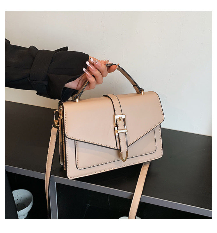 Nadia - Klasyczna torba na ramię z zapięciem klamrowym