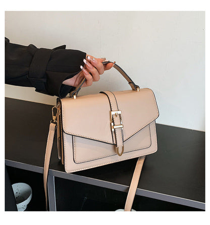 Nadia - Klasyczna torba na ramię z zapięciem klamrowym