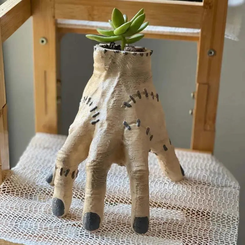 Stojak na długopisy w formie kościstej dłoni