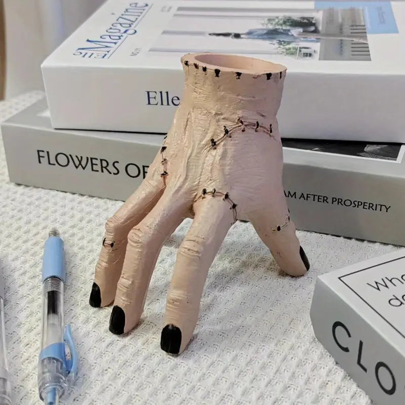 Stojak na długopisy w formie kościstej dłoni