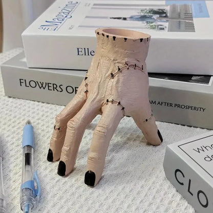 Stojak na długopisy w formie kościstej dłoni