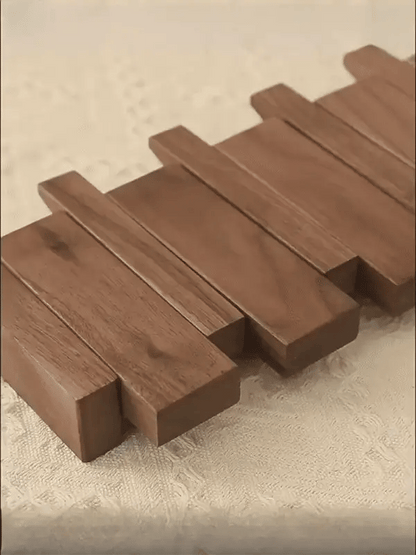 Elegancki Wieszak z Motywem Pianina - Połączenie Stylu i Funkcjonalności