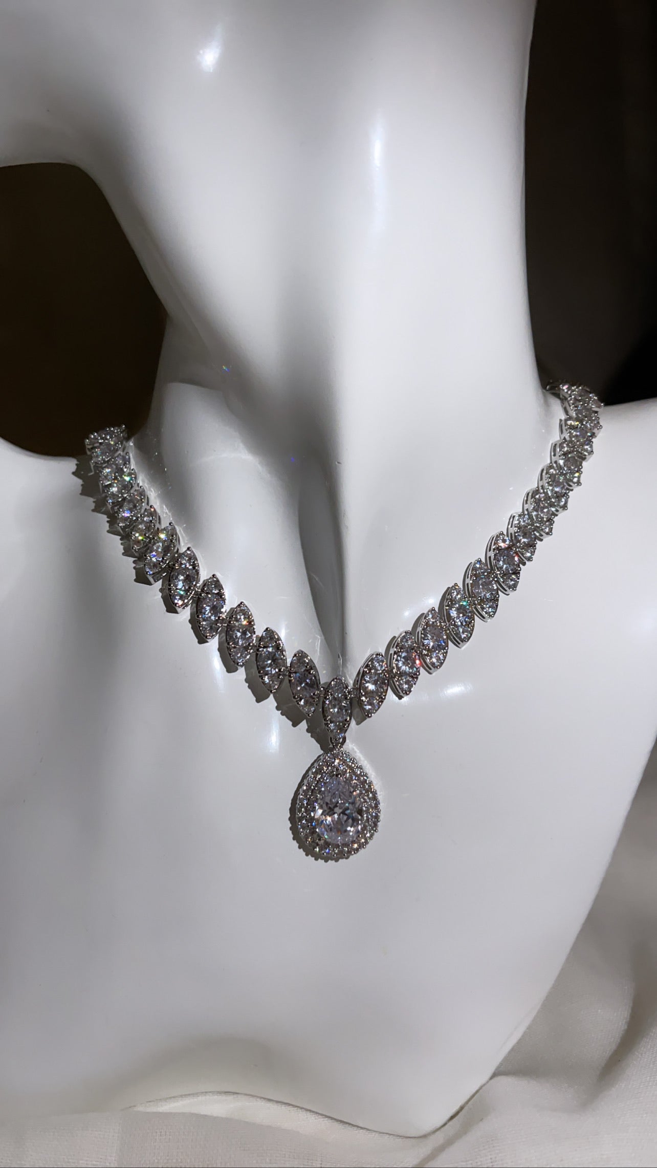 Ava – Elegancki zestaw naszyjników z dopasowanymi kolczykami