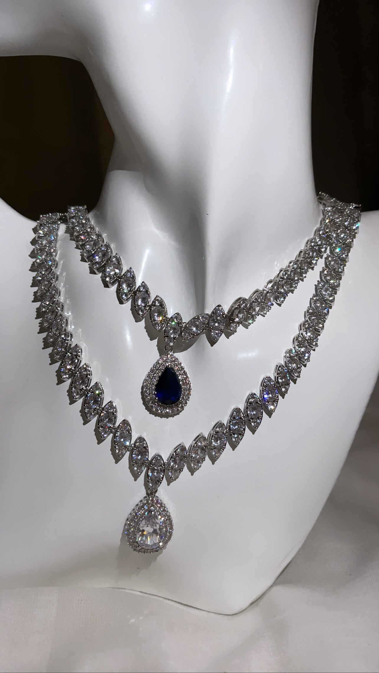 Ava – Elegancki zestaw naszyjników z dopasowanymi kolczykami