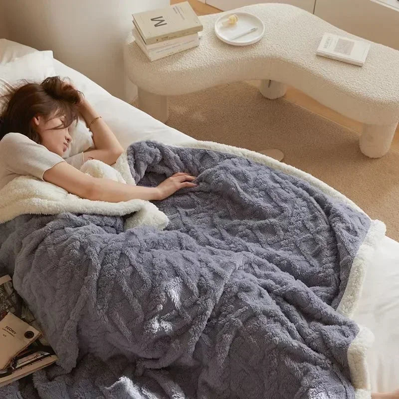 Elegancki Zimowy Koc z Grubej Jagnięcej Wełny z Wyrafinowanym Akcentem