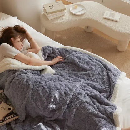 Elegancki Zimowy Koc z Grubej Jagnięcej Wełny z Wyrafinowanym Akcentem