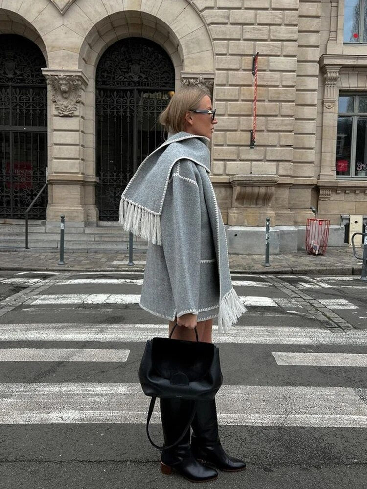 Elegancki Damski Płaszcz Zimowy z Wełny Merino z Wbudowanym Szalikiem