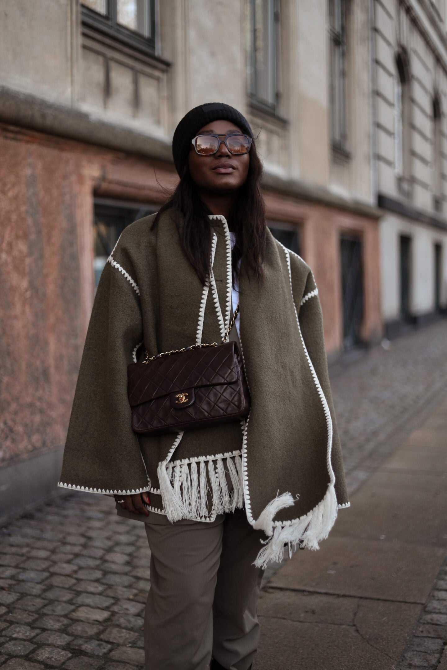 Elegancki Damski Płaszcz Zimowy z Wełny Merino z Wbudowanym Szalikiem