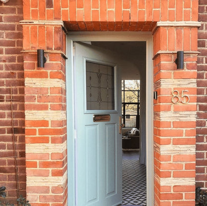 Numery na dom z mosiądzu w satynowym wykończeniu – ponadczasowa elegancja