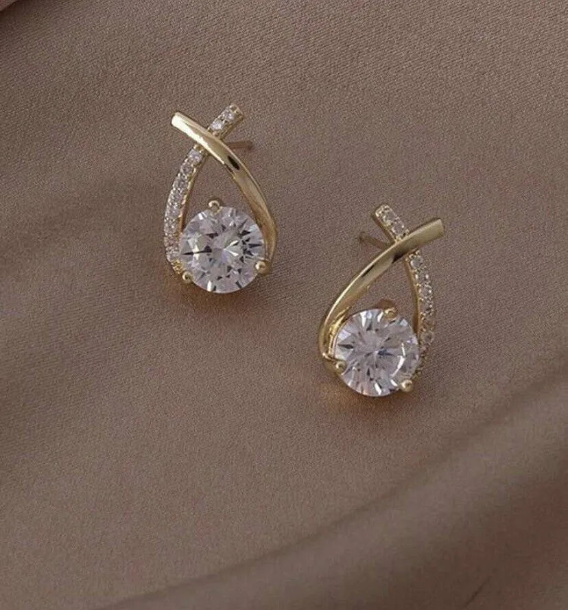 Elena – Kolczyki z Krzyżowym Wzorem i Lśniącymi Cyrkoniami