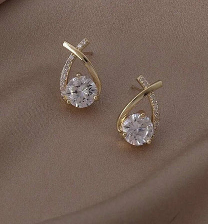 Elena – Kolczyki z Krzyżowym Wzorem i Lśniącymi Cyrkoniami