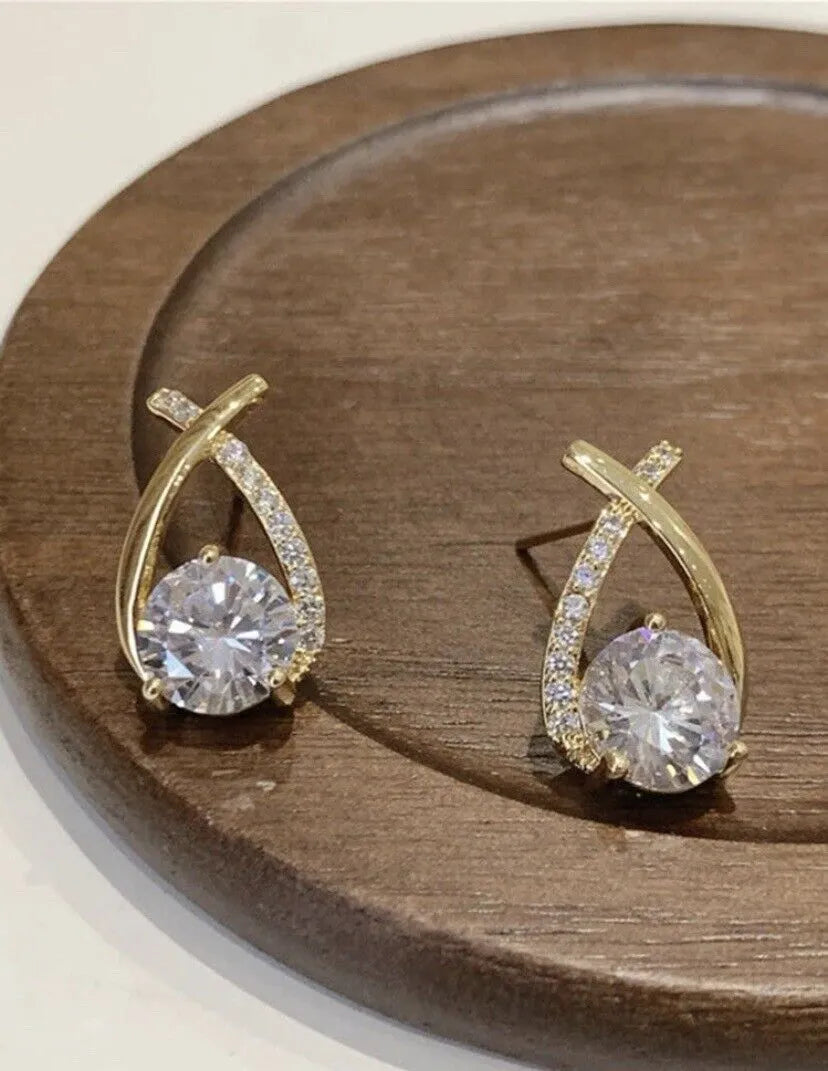 Elena – Kolczyki z Krzyżowym Wzorem i Lśniącymi Cyrkoniami