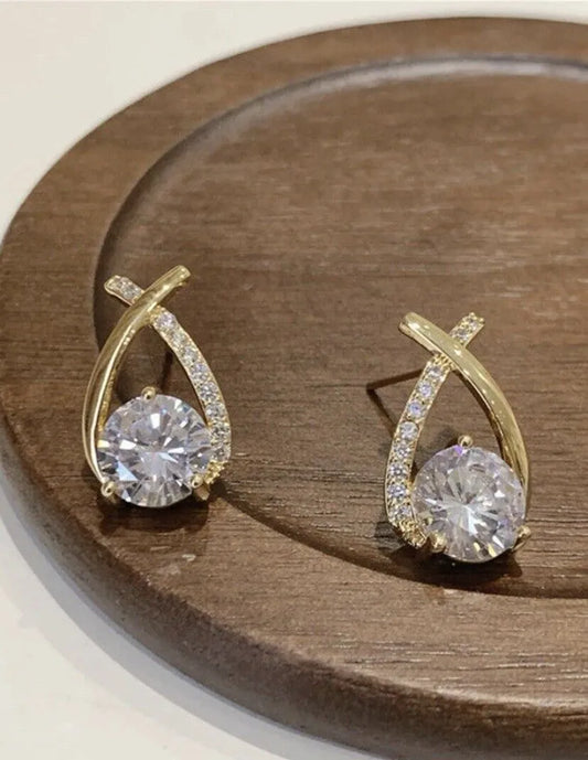 Elena – Kolczyki z Krzyżowym Wzorem i Lśniącymi Cyrkoniami