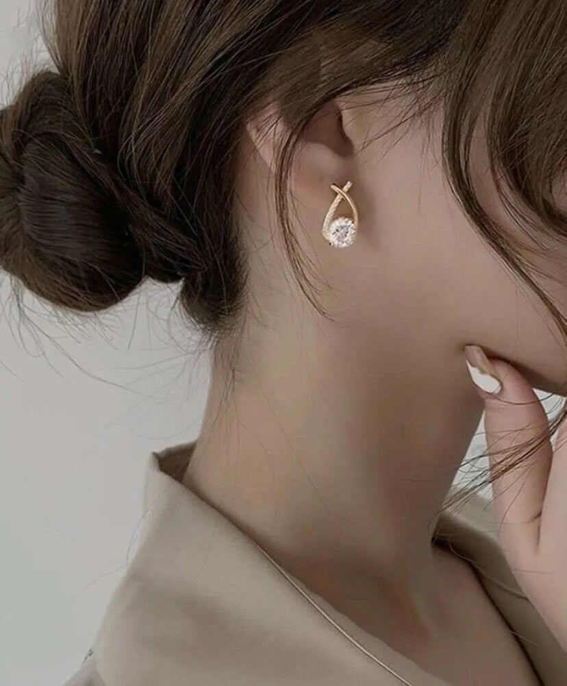 Elena – Kolczyki z Krzyżowym Wzorem i Lśniącymi Cyrkoniami