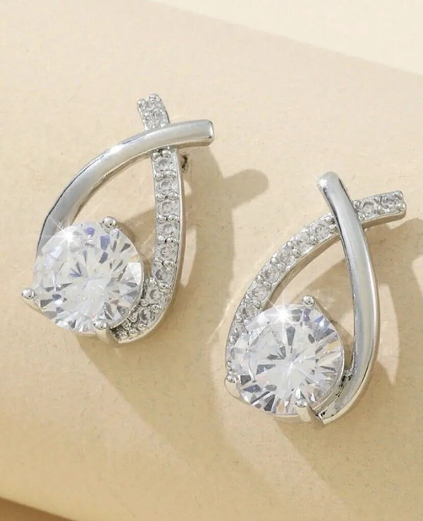 Elena – Kolczyki z Krzyżowym Wzorem i Lśniącymi Cyrkoniami