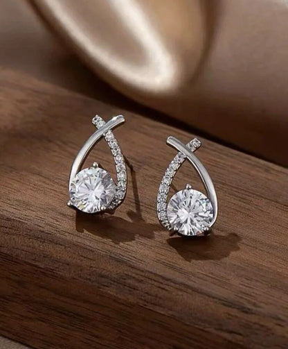 Elena – Kolczyki z Krzyżowym Wzorem i Lśniącymi Cyrkoniami