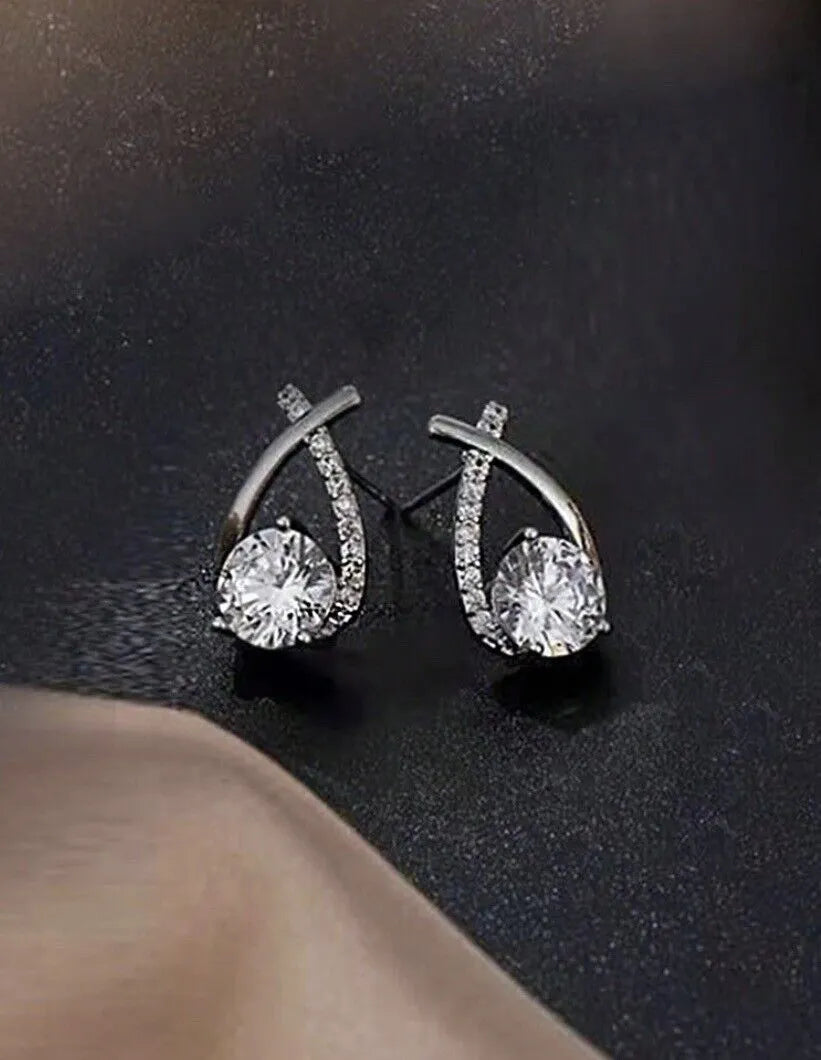 Elena – Kolczyki z Krzyżowym Wzorem i Lśniącymi Cyrkoniami