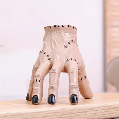 Stojak na długopisy w formie kościstej dłoni